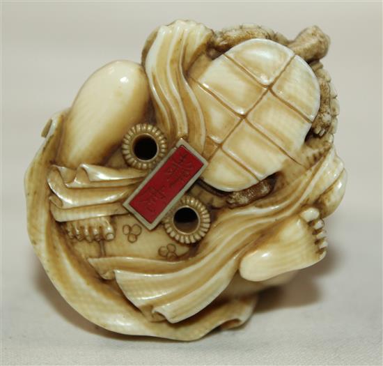 A good Japanese ivory netsuke, signed Seiko, Meiji period height 4cm